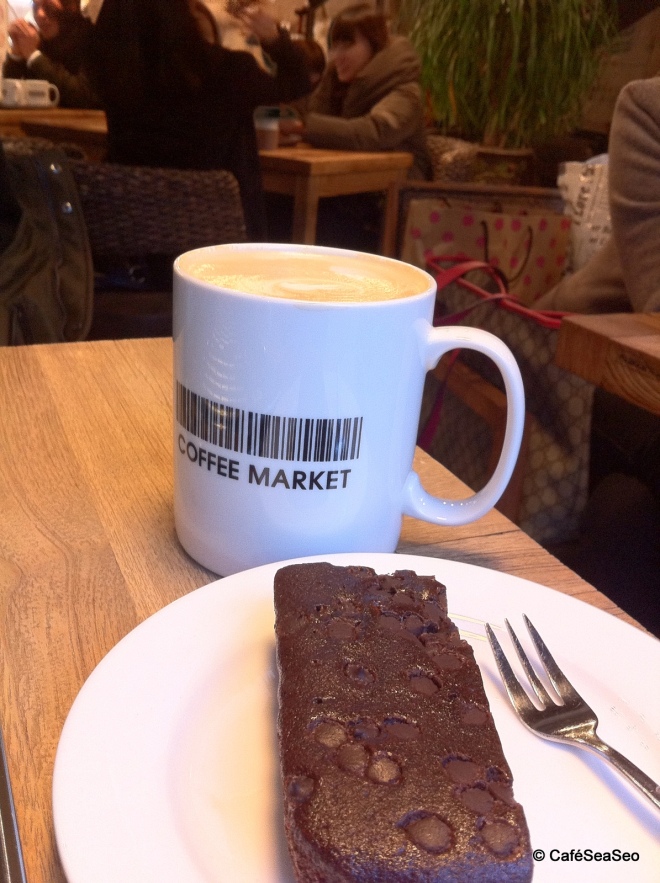 Vanilla latte and brownie at Coffee Market